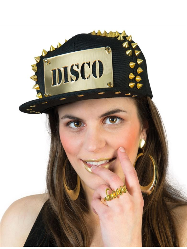 Casquette noire avec plaque disco et clous or