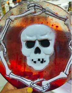 Décoration de Table pour Halloween - Assiette Effrayante avec Crane dans une Marre de Sang