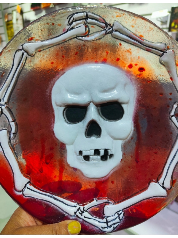 Décoration de Table pour Halloween - Assiette Effrayante avec Crane dans une Marre de Sang