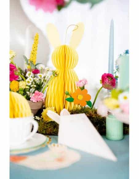 Décoration de Lapin de Pâques en Nid d'Abeille Jaune de 30 cm : Une Lueur Ensoleillée pour Votre Fête Pascale