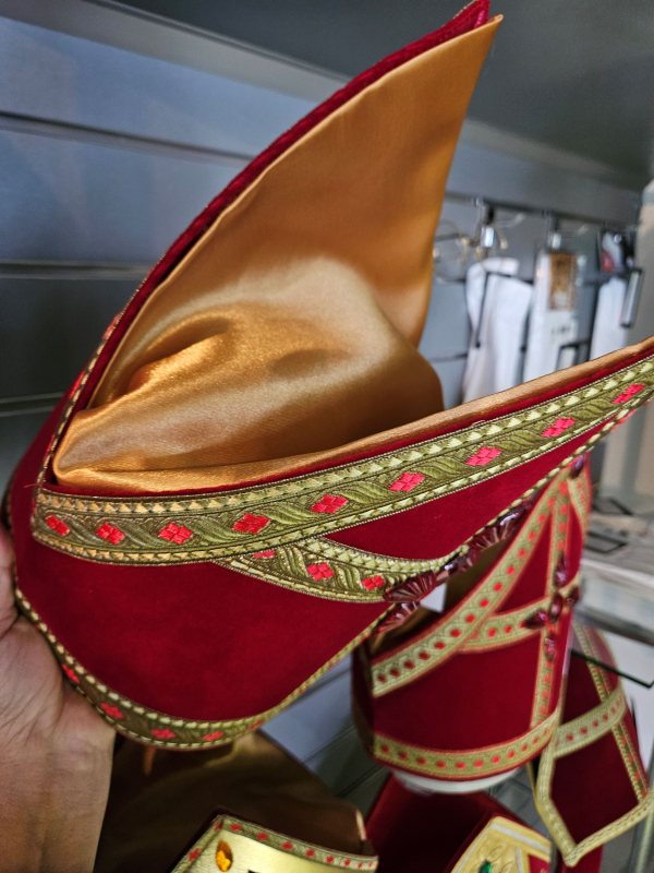 Mitre Saint-Nicolas Luxe en Velours Rouge et Satin Doré – Accessoire Incrusté de Pierres, Réutilisable