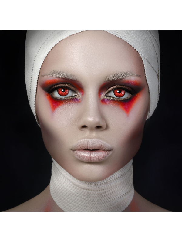 Lentilles de contact vampire rouges avec veines sanguines
