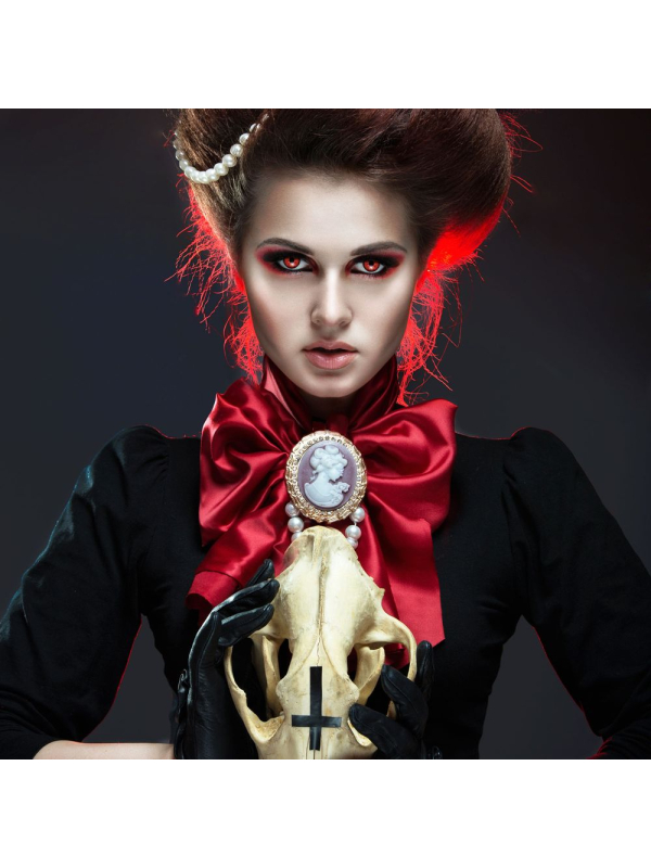 Lentilles de contact vampire rouges avec veines sanguines