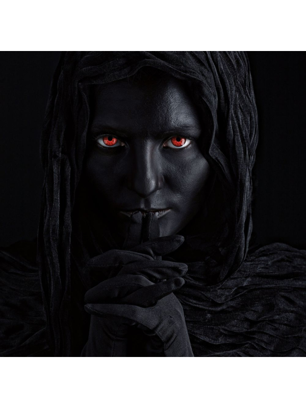 Lentilles de contact vampire rouges avec veines sanguines