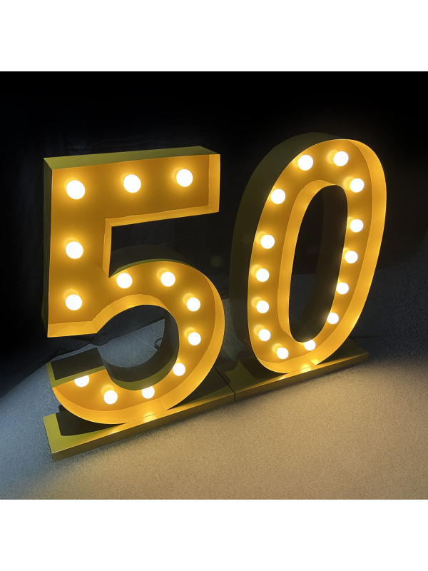 Chiffres Lumineux "50 ans" en Métal – Décoration Événementielle Dorée