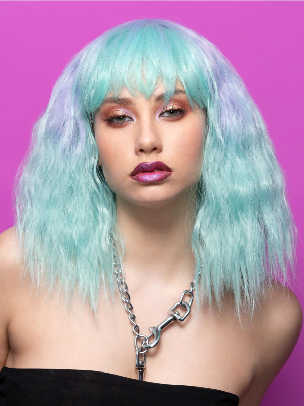 Perruque mi-longue ondulée Manic Panic® Lavender Mist™ – Modèle Trash Goddess™