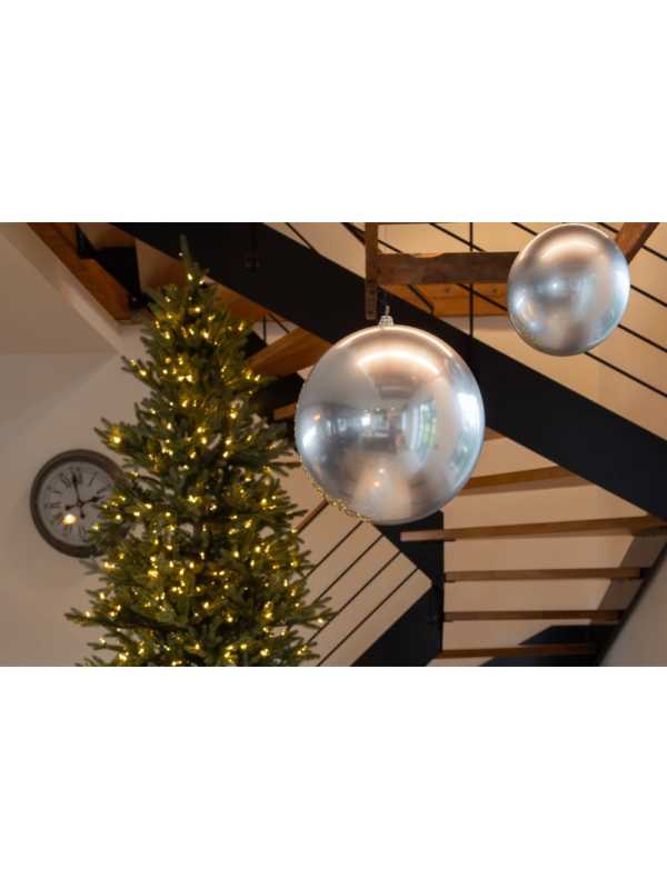 Boule de Noël XXL argent satiné 25 cm – L’option chic pour hôtels, centres commerciaux et collectivités