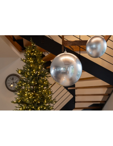 Boule de Noël XXL argent satiné 25 cm – L’option chic pour hôtels, centres commerciaux et collectivités