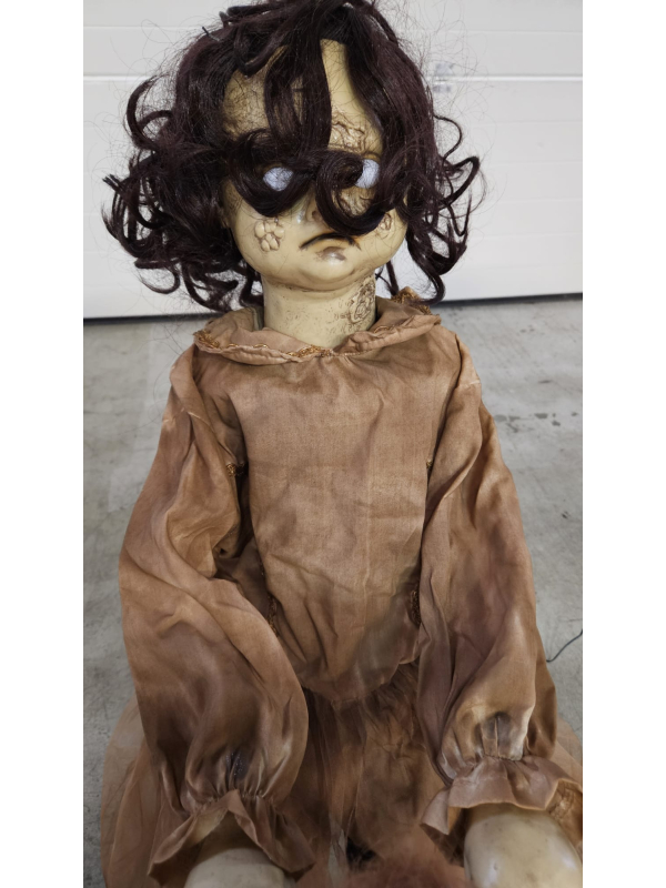 Automate Halloween : Fillette maudite sur cheval à bascule – 100 cm