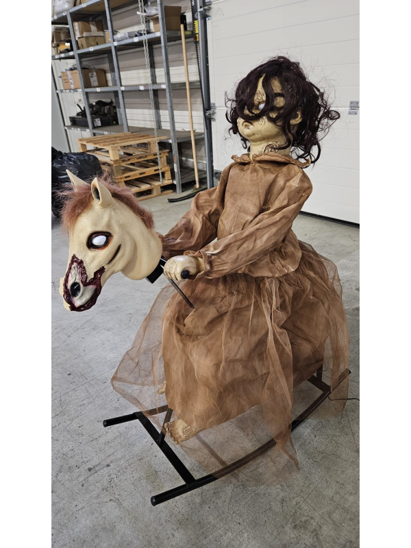 Automate Halloween : Fillette maudite sur cheval à bascule – 100 cm