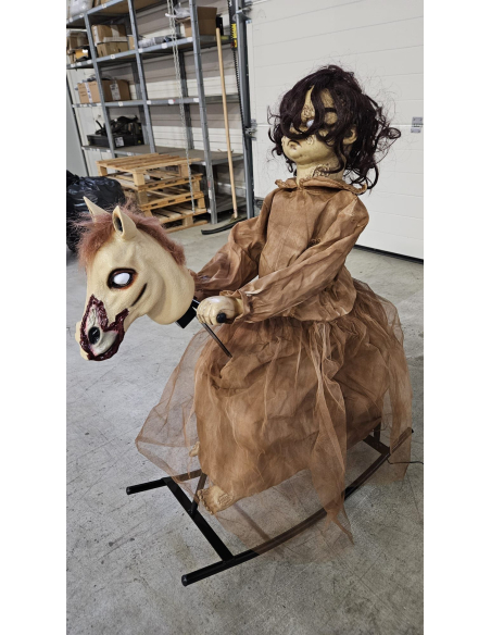 Automate Halloween : Fillette maudite sur cheval à bascule – 100 cm