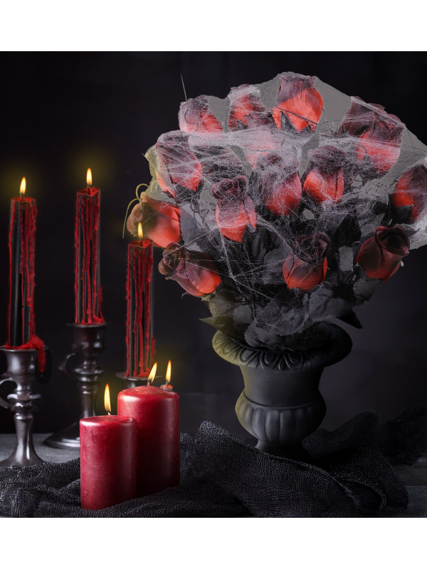 Vase de roses sombres recouvertes de toile d'araignées pour une déco Halloween originale