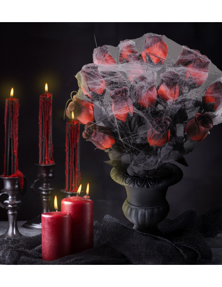 Vase de roses sombres recouvertes de toile d'araignées pour une déco Halloween originale