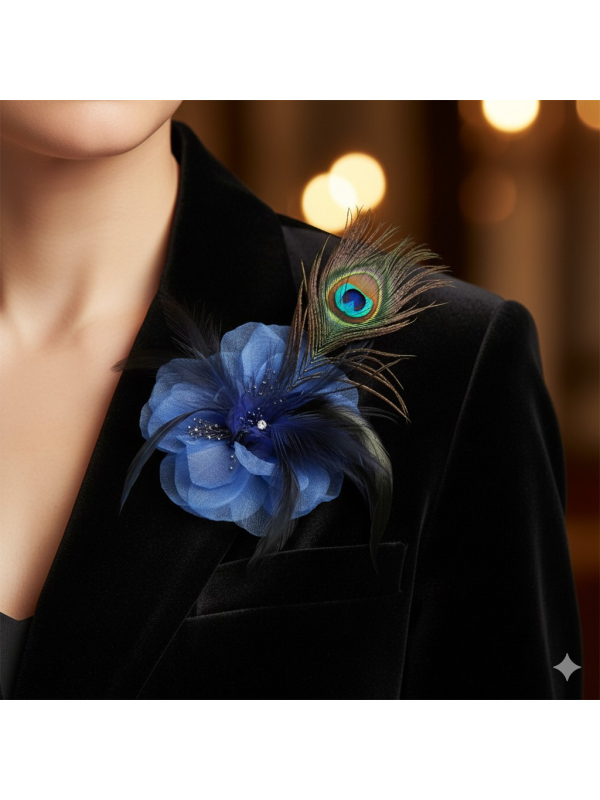 Broche fleur bleue avec plume de paon – Accessoire élégant pour chapeau & tenue