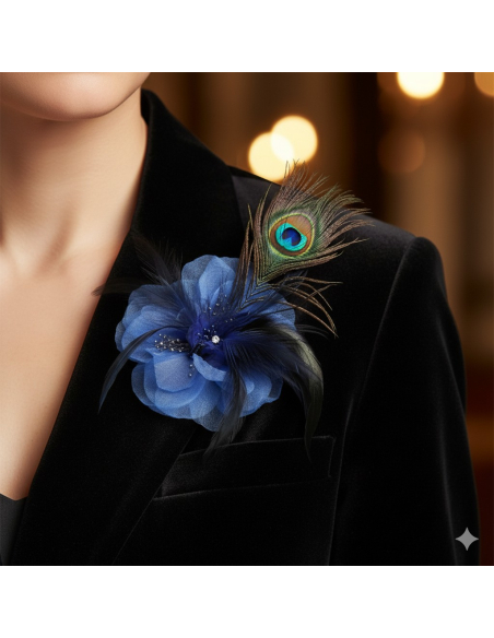 Broche fleur bleue avec plume de paon – Accessoire élégant pour chapeau & tenue