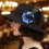 Broche fleur bleue avec plume de paon – Accessoire élégant pour chapeau & tenue
