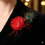 Broche fleur rouge avec plume de paon – Accessoire glamour pour chapeau & robe
