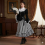 Costume Dame Victorienne – Robe Noire et Blanche à Rayures Style Charles Dickens