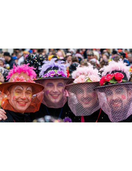 Chapeau Dunkerquois Fleuri & à Plumes – Style Vischewijf (Modèle Aléatoire)