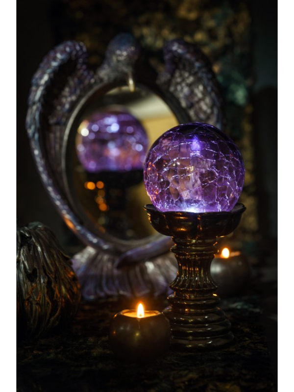 Boule magique LED violette sur socle noir en résine – 22 cm
