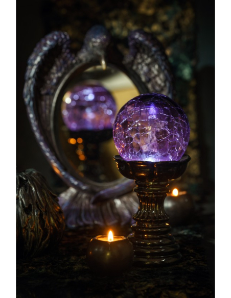 Boule magique LED violette sur socle noir en résine – 22 cm