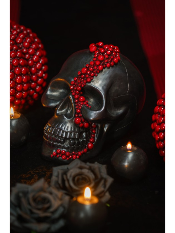 Crâne gothique noir en résine avec perles rouges – 23 cm