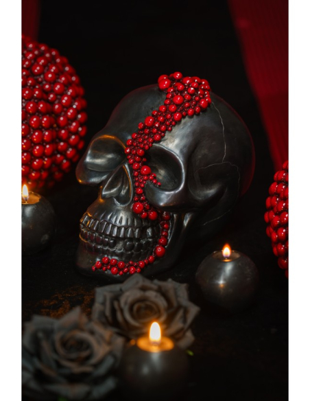 Crâne gothique noir en résine avec perles rouges – 23 cm
