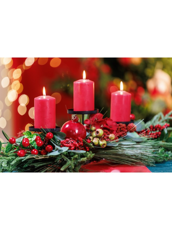 Centre de table de Noël 3 bougeoirs, feuillage et baies rouges – 75 cm