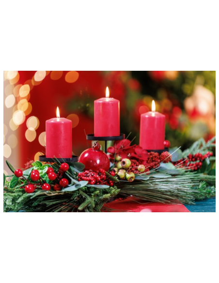 Centre de table de Noël 3 bougeoirs, feuillage et baies rouges – 75 cm