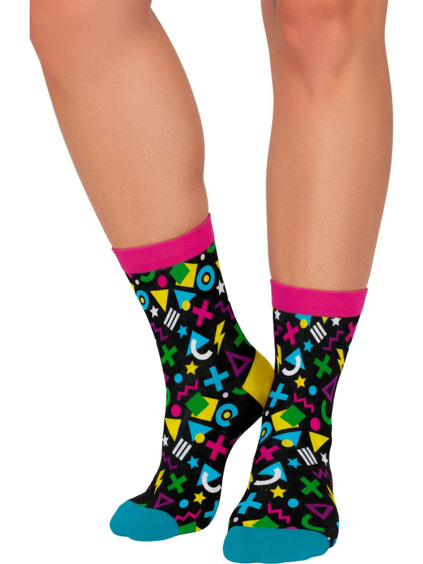 Détail des motifs géométriques multicolores des chaussettes années 80