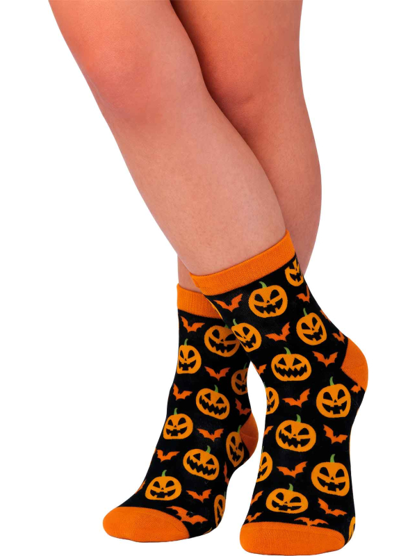 Détail des chaussettes Halloween à motifs de citrouilles