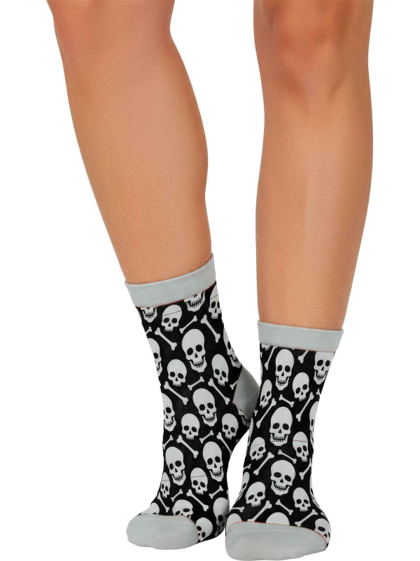 Détail des chaussettes Halloween à motifs os croisés
