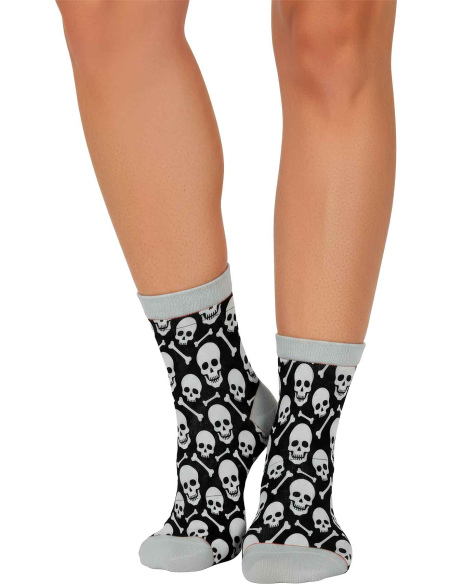 Détail des chaussettes Halloween à motifs os croisés