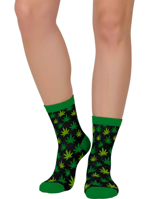 Détail du motif feuilles de marijuana sur chaussettes