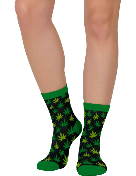Détail du motif feuilles de marijuana sur chaussettes