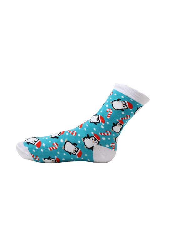 Détail des chaussettes bleues à pingouins de Noël