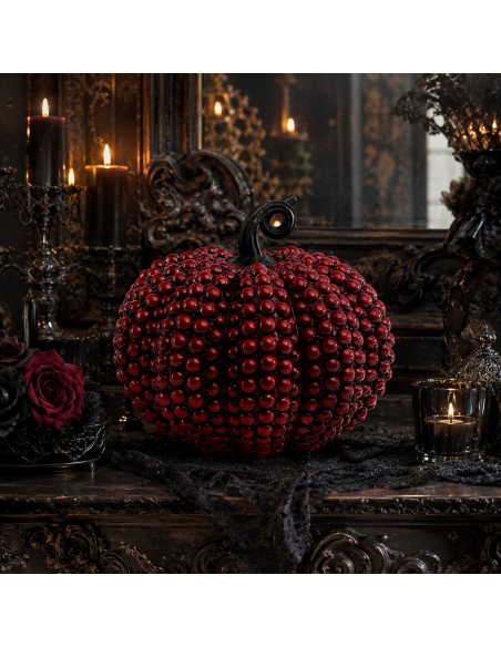 Grande citrouille rouge décorative en résine dans un intérieur gothique Halloween