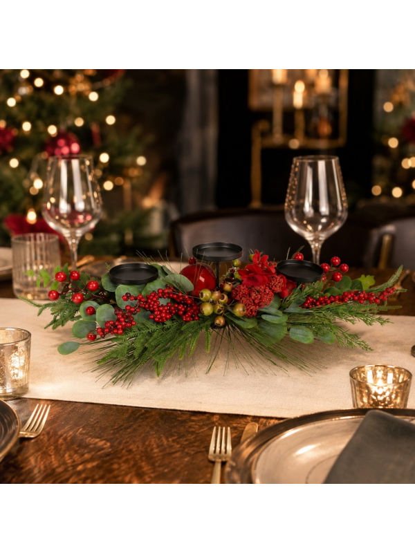 Centre de table de Noël 3 bougeoirs, feuillage et baies rouges – 75 cm