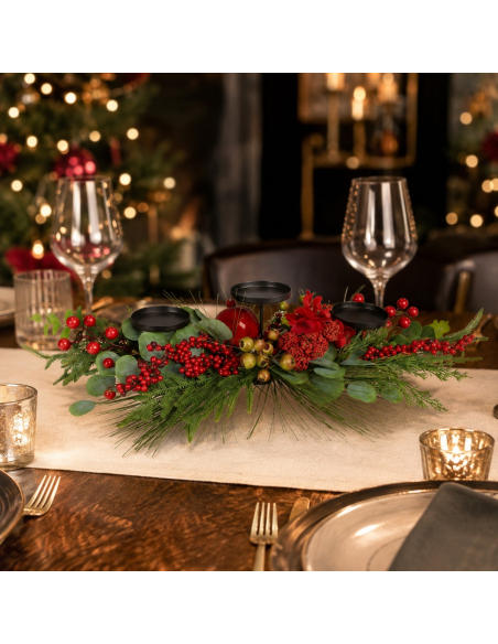 Centre de table de Noël 3 bougeoirs, feuillage et baies rouges – 75 cm