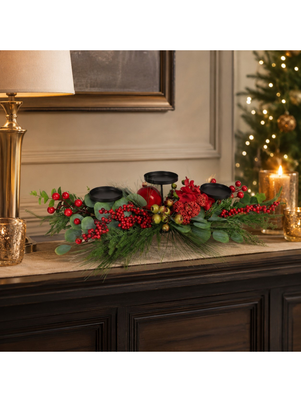 Centre de table de Noël 3 bougeoirs, feuillage et baies rouges – 75 cm