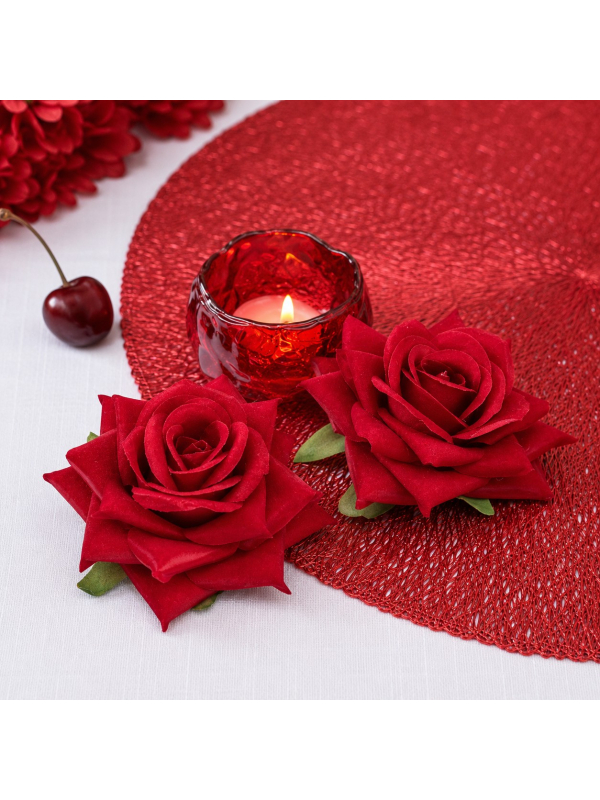 Détail des roses rouges effet velours et feuilles vertes