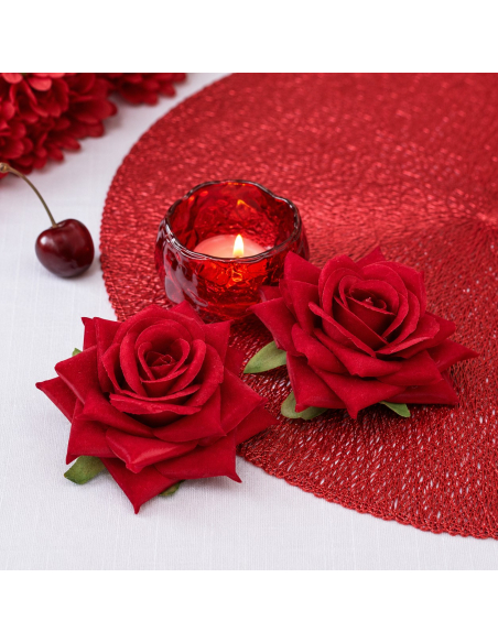 Détail des roses rouges effet velours et feuilles vertes