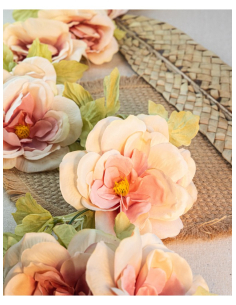 Guirlande de roses ivoire et vieux rose avec feuilles vert pâle 2