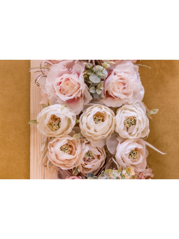 Camélia rose décoratif à fleur épanouie sur tige verte