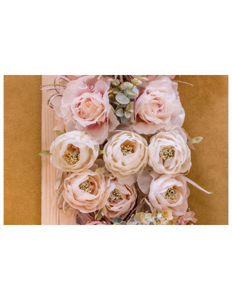 Camélia rose décoratif à fleur épanouie sur tige verte