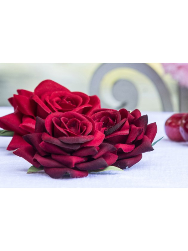 Six roses rouges effet velours pour décoration romantique
