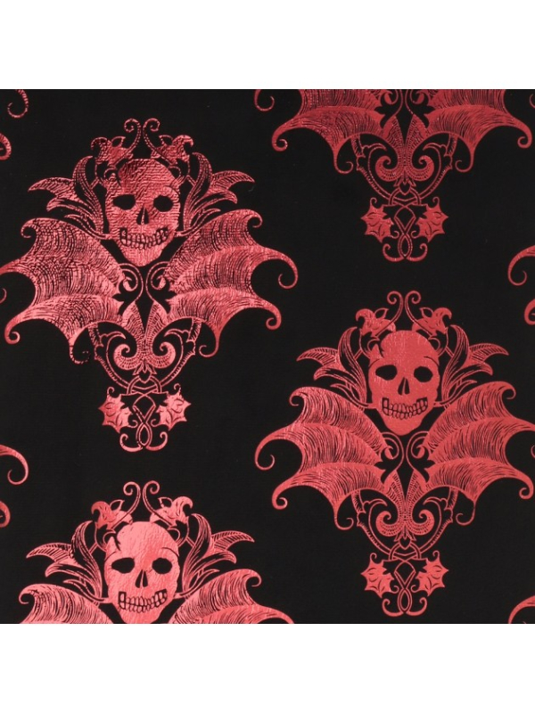 Détail des motifs bordeaux de crânes et chauves-souris sur velours noir