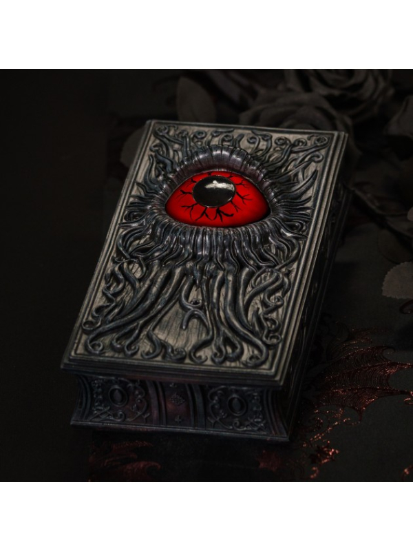 Détail de l’œil rouge et des reliefs du livre