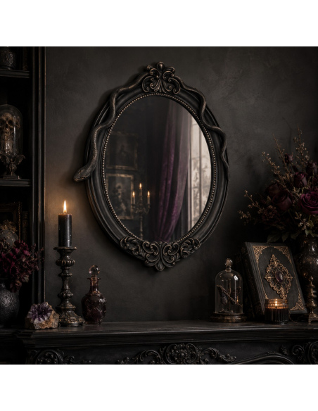 Détail du serpent sculpté sur miroir ovale noir