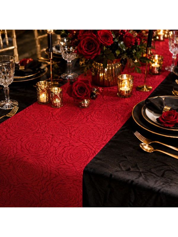 Chemin de table rose avec motifs floraux en relief